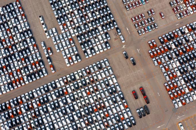 Creación de sistemas de estacionamiento más inteligentes con tecnología avanzada de lentes de cámara
